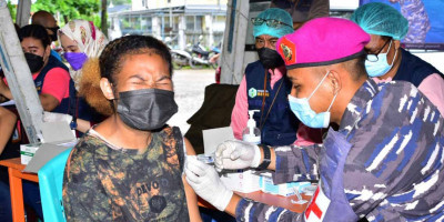 Gebrakan Serbuan Vaksinasi Korps Marinir TNI AL Sasar Terminal Remu Kota Sorong