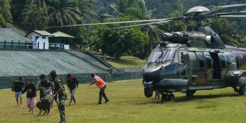 TNI Berhasil Evakuasi Nakes Korban Kekejaman KST dari Distrik Kiwirok