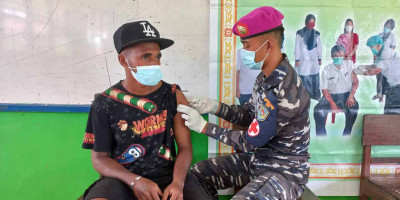 Serbuan Vaksinasi Maritim Korps Marinir TNI AL Sasar Mts Muhammadiyah Kabupaten Sorong