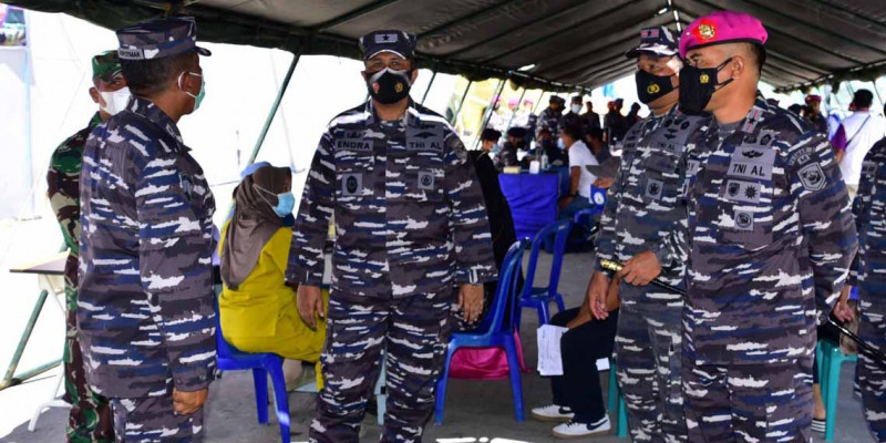 Komandan Pasmar 3 Tinjau Serbuan Vaksinasi Maritim Di Pelabuhan Umum Kota Sorong