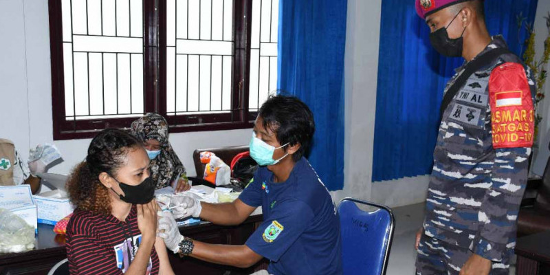 Mahasiswa dan Pelajar Sorong Jadi Target Serbuan Vaksinasi Maritim Korps Marinir TNI AL