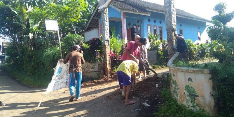 Petilasan Makam Sepuluh di Kampung Bojong Menteng Sukabumi Diperbaiki Secara Swadaya