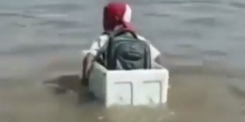 Video Anak SD Nyeberang Sungai Pakai Styrofoam Viral, Ini Fakta Sebenarnya