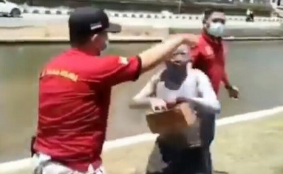 Miris, Pensiunan Polri Jadi Manusia Silver Terciduk Satpol PP