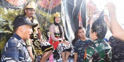 KRI Bima Suci Gelar Ritual Tradisi Mandi Khatulistiwa