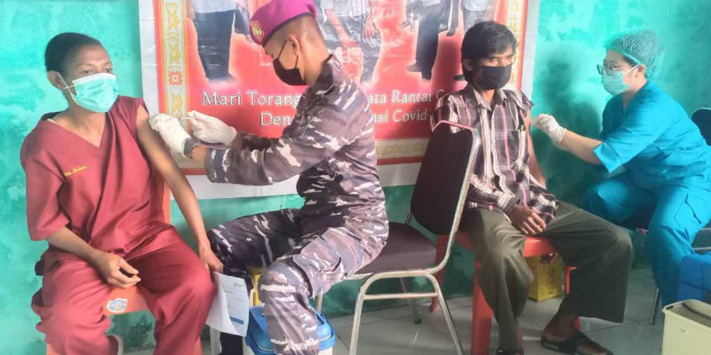 Korps Marinir TNI AL Gelar Serbuan Vaksinasi Maritim Distrik Mayamuk Kabupaten Sorong