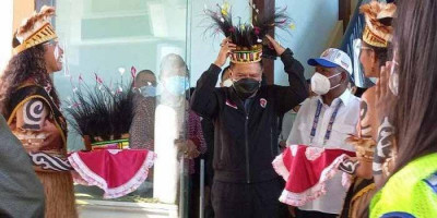 Menpora Amali dan Menko PMK Tiba di Jayapura Tinjau Persiapan PON XX 
