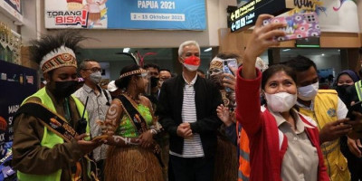 Tiba di Bandara Sentani Jayapura, Ganjar Pranowo Diserbu Masyarakat
