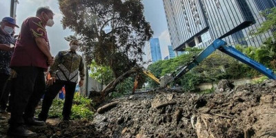 Kenakan Baju Batik, Anies Baswedan Tinjau Pengerukan Lumpur di Kali Krukut