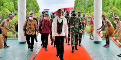 PON XX Papua, Presiden Jokowi Tiba di Jayapura Disambut Tarian Adat Selamat Datang 