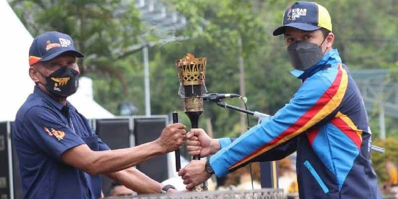 Mantan Atlet Taufik Hidayat Serahkan Obor Api PON XX Papua kepada Walikota Jayapura