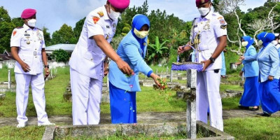 Sambut HUT ke-76 TNI, Komandan Pasmar 3 Ziarah di TMP Tri Jaya Kota Sorong