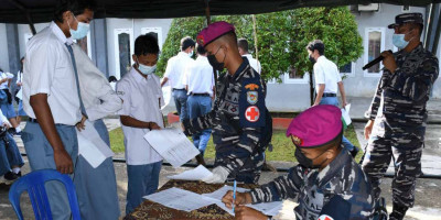 Pelajar SMA Kota Sorong Jadi Sasaran Serbuan Vaksinasi Maritim TNI AL