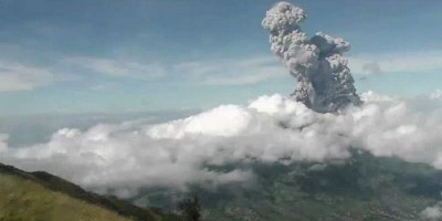 Gunung Merapi Masih Muntahkan Lava Pijar, Asap Putih Membubung Tinggi