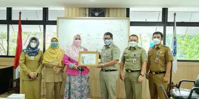  Fahira Idris berikan Piagam Penghargaan DPD RI Pada Dinas Dukcapil Provinsi DKI Jakarta