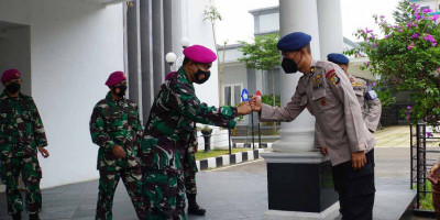 HUT Ke 76 TNI, Mako Kormar Terima Kejutan Dari Kepolisian Republik Indonesia