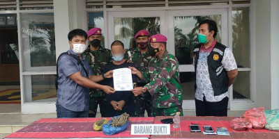 Prajurit Marinir Tangkap Pemilik Ganja
