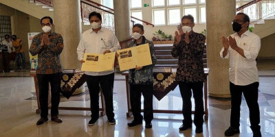 Kenang Masa Kuliah, Airlangga Hartarto Serahkan Bantuan Bus Listrik dan Bus Diesel ke UGM