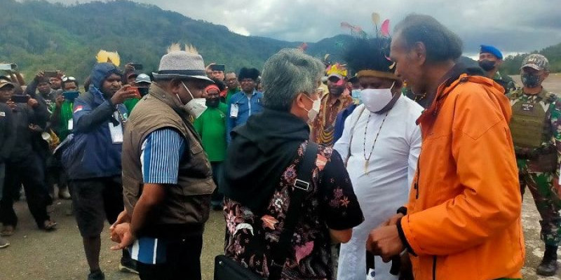 Ribuan Masyarakat Intan Jaya Sambut Kedatangan Uskup Timika