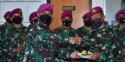 Peringati Hari Kesehatan TNI AL, Kadiskes Kormar Potong Tumpeng