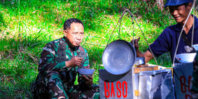 Tinjau Kondisi Masyarakat, Pangdam Makan Bakso di Kaki Gunung Tangkuban Perahu