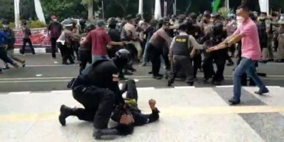 Viral! Mahasiswa Dibanting Oknum Polisi Saat Demo di Tangerang Sampai Kejang-kejang