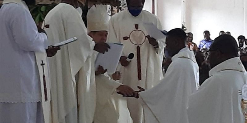 Uskup Agung Timika Pimpin Misa Pentahbisan 3 Imam Baru di Distrik Sugapa Papua