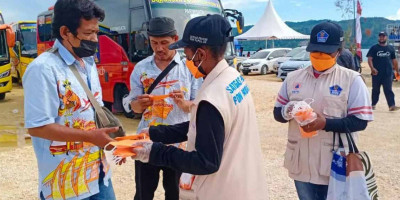 Cegah Kena Covid-19, Relawan Prokes Kota Jayapura Bagi-Bagi Masker