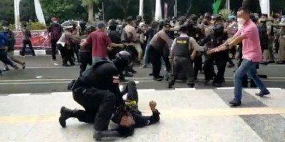 Oknum Polisi yang Banting Mahasiswa Demo di Tangerang Minta Maaf, Begini Katanya