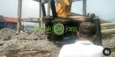 Crane Jatuh Timpa Rumah Warga di Depok, Anak Perempuan 12 Tahun Terjepit Beban Berat