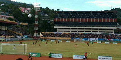 Sepak Bola PON XX, Tuan Rumah Papua Bantai Aceh 2-0