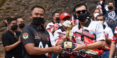 Menkumham Didampingi Dankormar Tutup Pertandingan Menembak