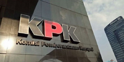 Sempat Menghilang dan Tidak Kooperatif, Bupati Kuansing Akhirnya Diboyong KPK ke Jakarta