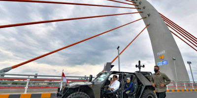 Presiden Jokowi Resmikan Jembatan Sei Alalak, Struktur Unik Cable Stayed Melengkung Asimetrik