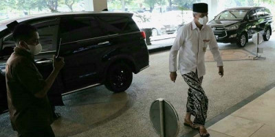 Lihat, Ganjar Pranowo dan ASN Jateng Ngantor Pakai Sarung