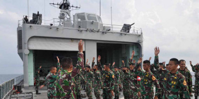 Di Atas KRI Teluk Ende-517 Prajurit Marinir Laksanakan Olahraga Pagi Dan Dril Tempur