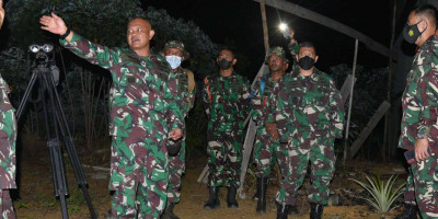 Asisten Dankormar Tinjau Sasaran Senjata Artileri Korps Marinir