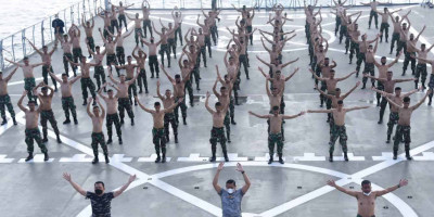 Di Geladak KRI Makassar Kasal Bersama Prajurit Marinir Laksanakan Olahraga