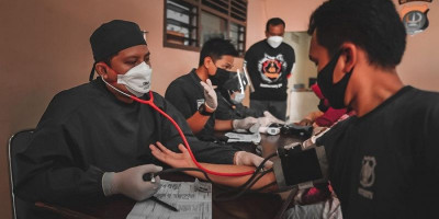 Rayakan HUT ke-2, WTA 48 Polda Metro Jaya Bareng Sekolah Polisi Negara Gelar Vaksinasi dan Bansos