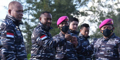 Anggota Komisi 1 DPR RI Mendapat Brevet Kehormatan Korps Marinir