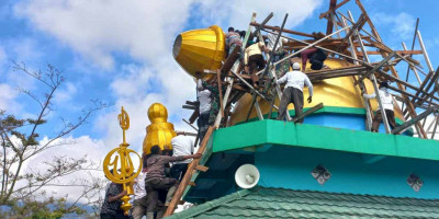 Satgas Pamrahwan Yonif RK 751/VJS Bersama Masyarakat Laksanakan Pemasangan Kubah Masjid