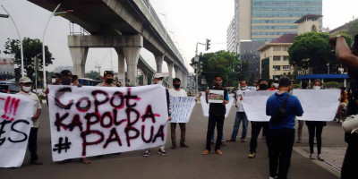 Demo di Mabes Polri, Massa Desak Cabup Yalimo Lakius Peyon Dibebaskan