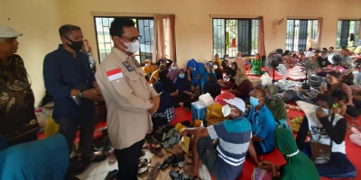 Peduli Kebakaran di Kelurahan Sebengkok, Hasan Basri Serahkan Bantuan Kebutuhan Pokok