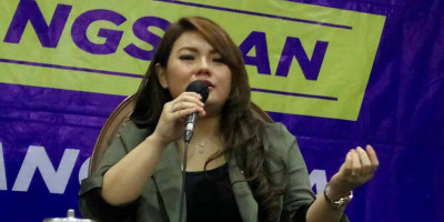 Mudahnya Menjadi Pahlawan Saat Ini, Sambil Rebahan Pakai Jempol