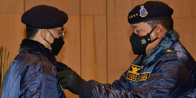 Kasal Sematkan  Brevet Kehormatan Hidro-Oseanografi Kepada Menhub RI