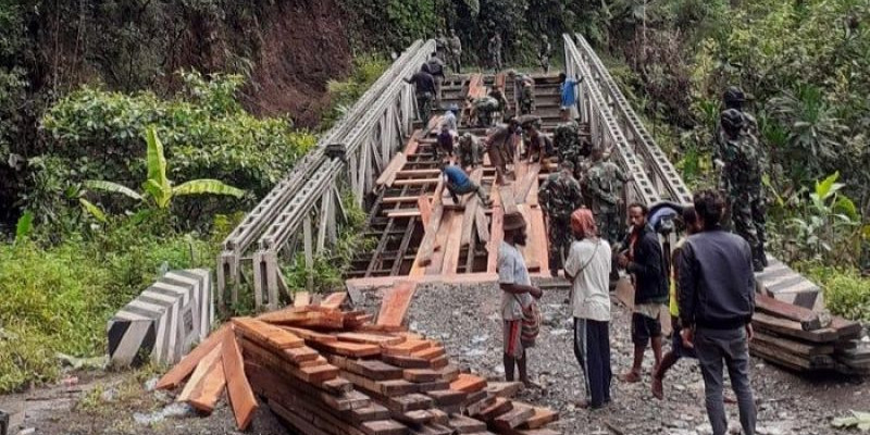 Aksi Cepat Satuan TNI Perbaiki Jembatan di Yalimo Papua