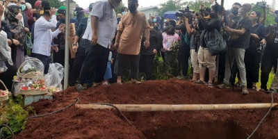 Vanessa Angel dan Suami Dimakamkan Satu Liang