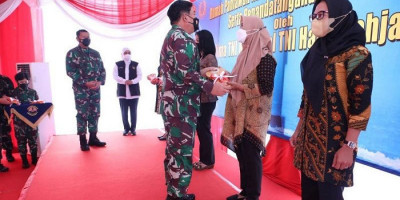 Panglima TNI Serahkan Kunci Rumah Pahlawan untuk Ahli Waris Prajurit Nanggala-402