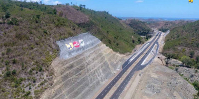 Menteri Basuki Minta Penanganan Lereng dan Pembatasan Kegiatan Sepanjang Jalan Bypass BIL - Mandalika