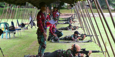 Atlet Petembak Bertarung Seru  Dalam Lomba Menembak  Dankormar Cup  